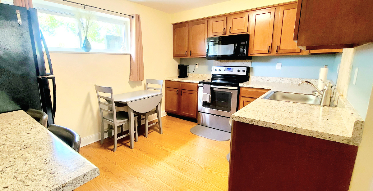5 Min to Hospitals | Suncrest Furnished Townhome - Photo 5