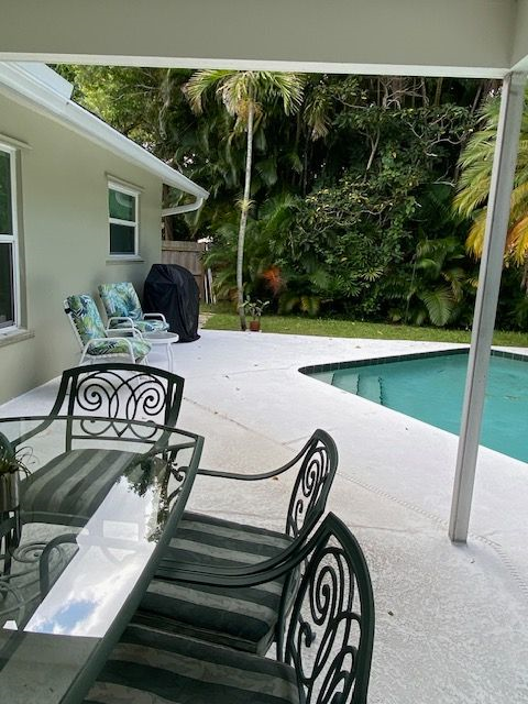 Jupiter Home Bedroom with Pool - Photo 4