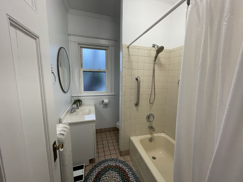 Modern and Stylish Three-Bedroom Apartment in Convenient Rochester Location! - Photo 10