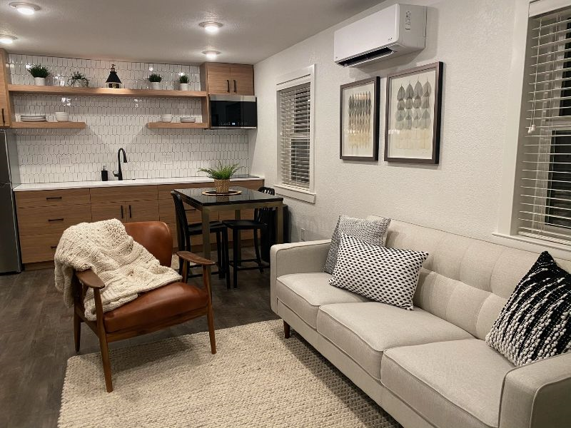 Experience Elegance and Convenience - Modern Guest House in Stockton, CA - Perfect Rental with Luxury Backyard and Pool! - Photo 2