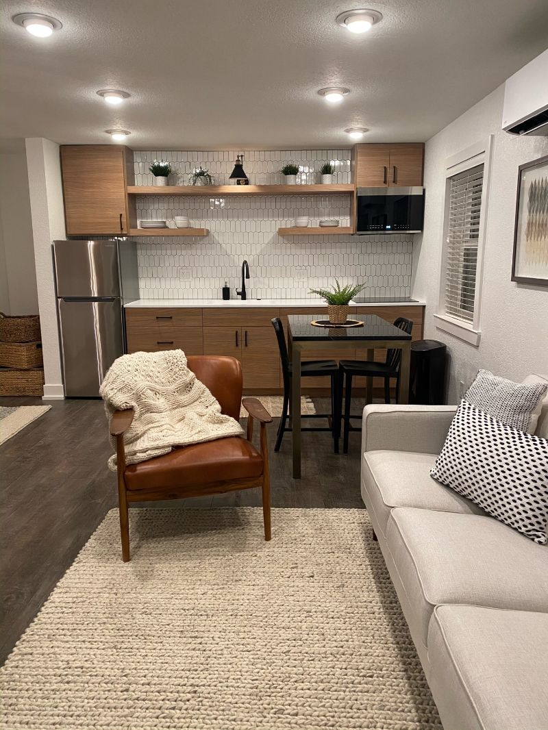 Experience Elegance and Convenience - Modern Guest House in Stockton, CA - Perfect Rental with Luxury Backyard and Pool! - Photo 3