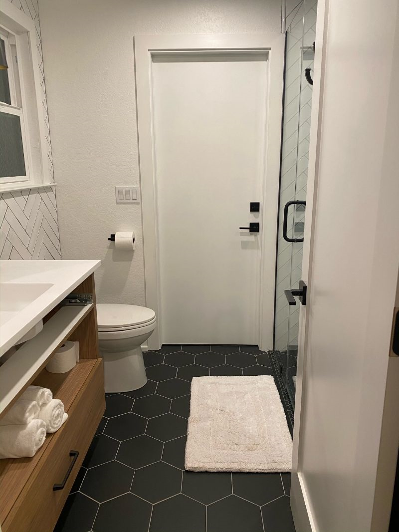 Experience Elegance and Convenience - Modern Guest House in Stockton, CA - Perfect Rental with Luxury Backyard and Pool! - Photo 6