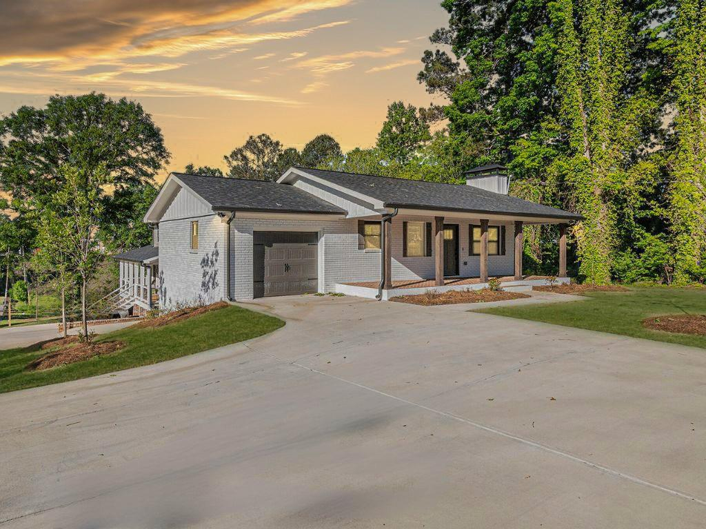 2b/2b Walkable Downtown Gem with Full Comforts