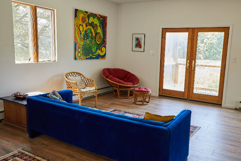 Artsy Beach House: Your Contemporary Modern 2-Bedroom Retreat with Stunning Water Views and Private - Photo 3