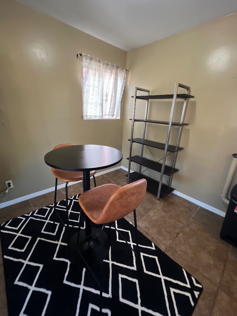 Quiet studio in beautiful Mid-City LA - Photo 3