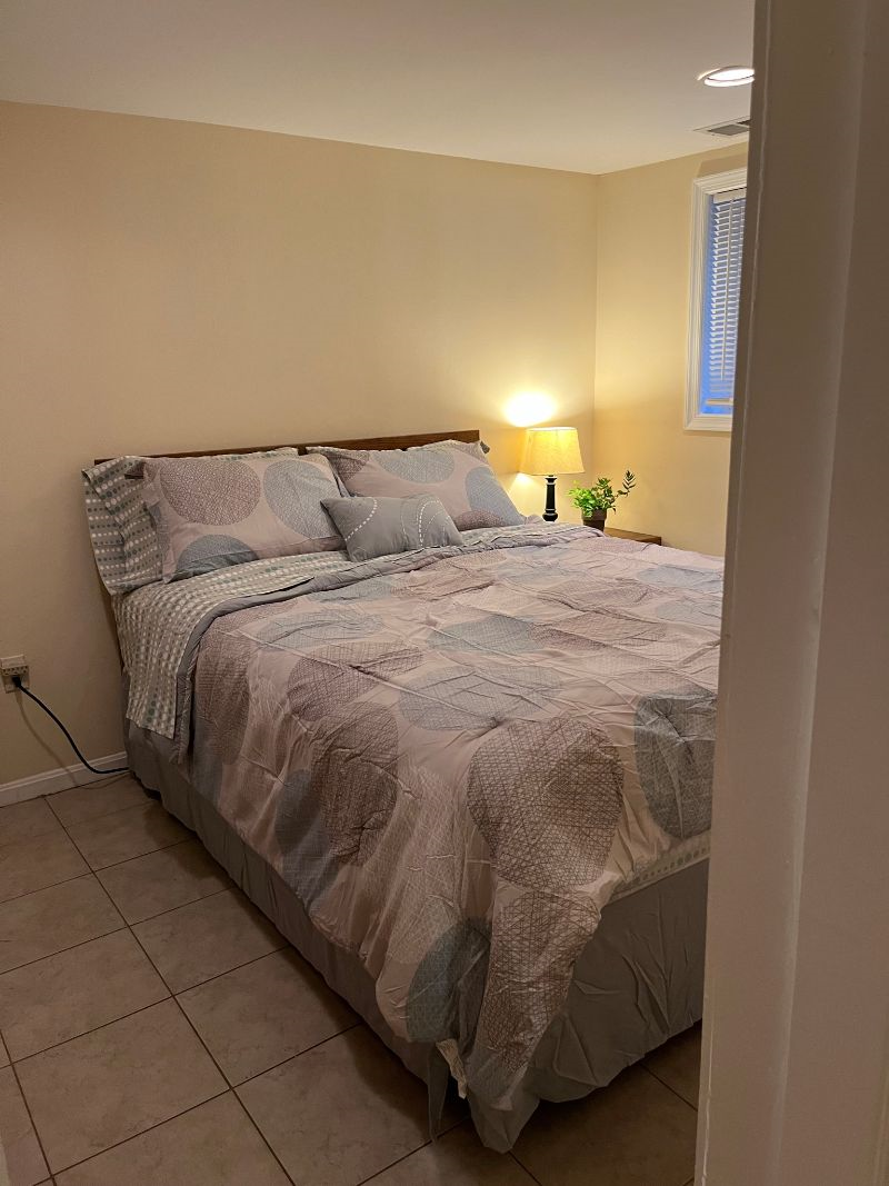 Private cozy one bedroom apartment centrally located - Photo 1