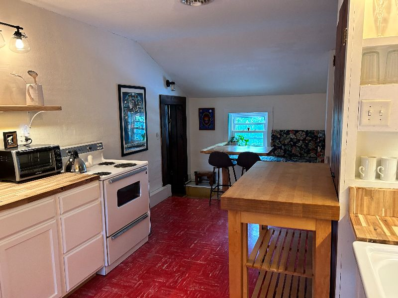 Unique Open Concept Apartment near Hospital - Photo 5