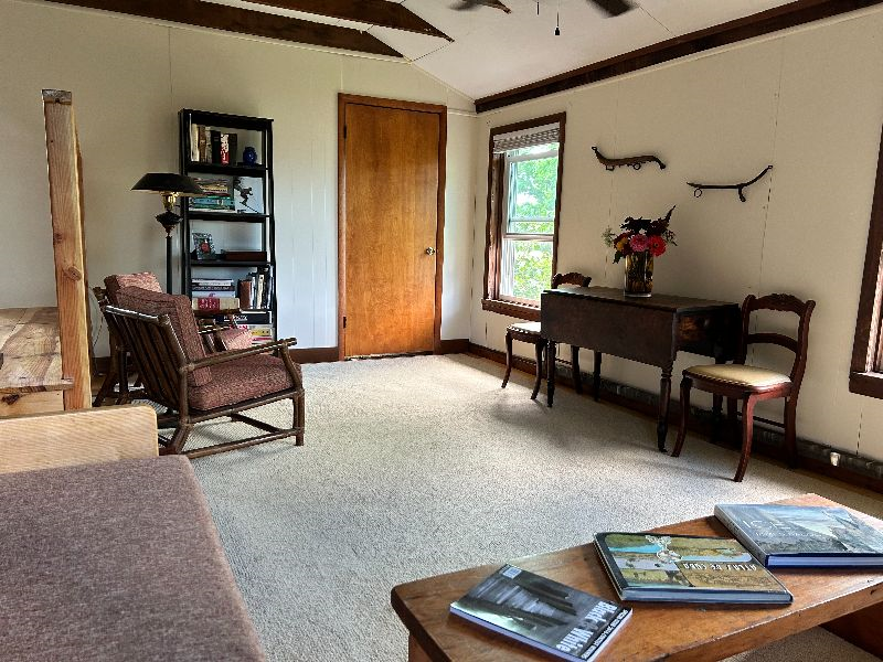 Unique Open Concept Apartment near Hospital - Photo 2