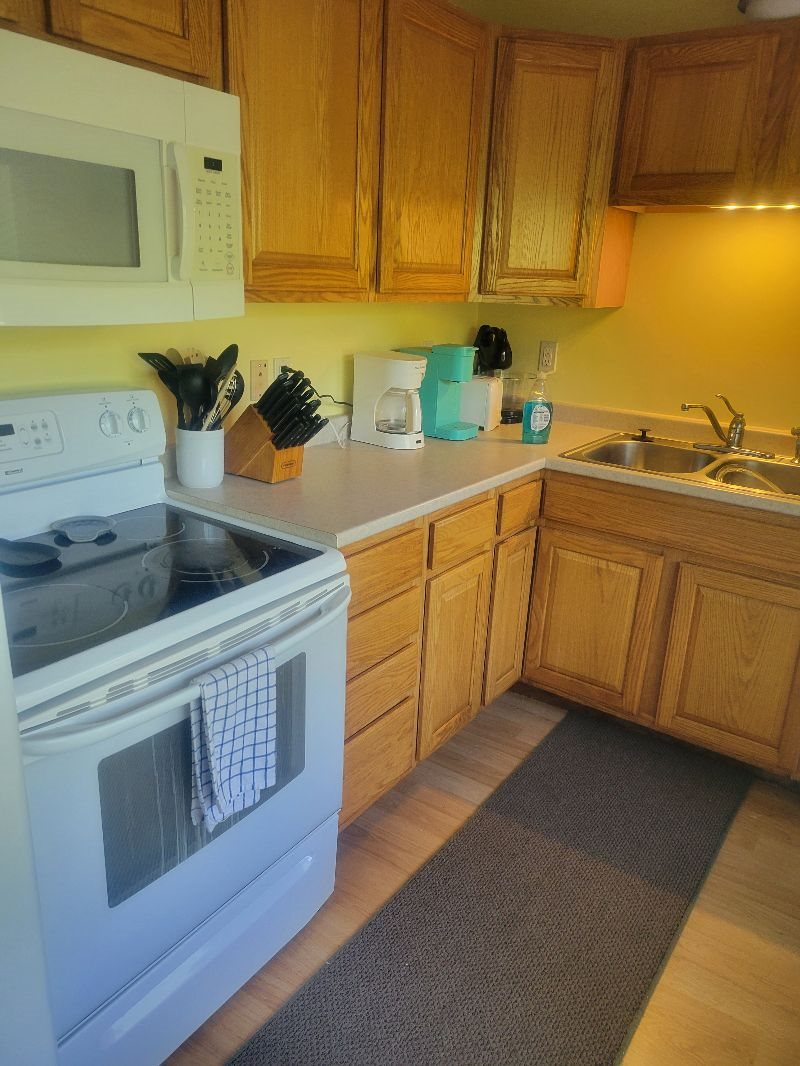 Pet Friendly Two Bedroom on Dead End Street - Photo 5