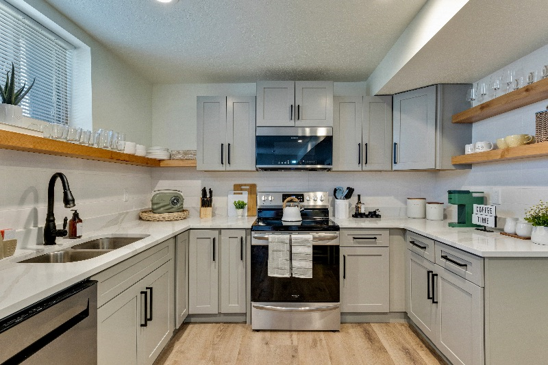 NEWLY REMODELED + SPACIOUS MODERN 2 BEDROOM UNIT IN AVENUES NEIGHBORHOOD