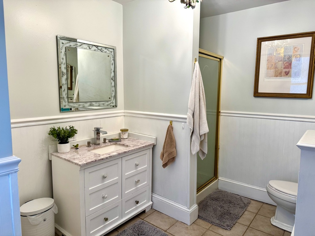 Charming in-law suite with private entrance - Photo 4