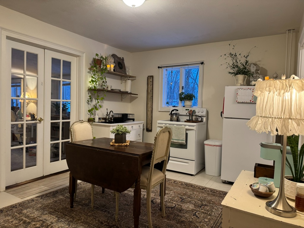 Charming in-law suite with private entrance - Photo 2