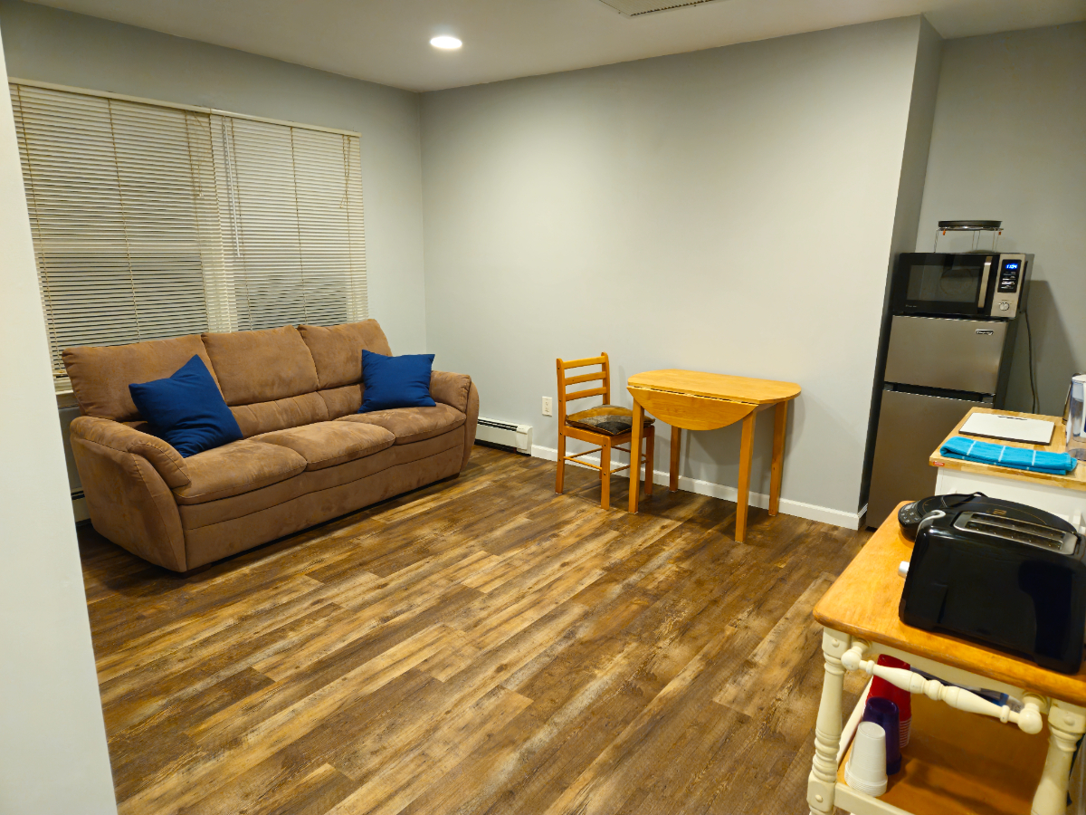 Upstairs 1 bed apartment in excellent neighborhood near two major hospitals - Photo 6