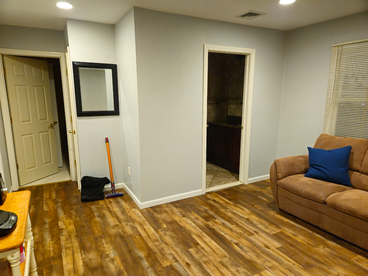 Upstairs 1 bed apartment in excellent neighborhood near two major hospitals - Photo 10