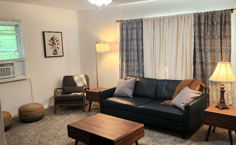 Peaceful 2BR Upstairs Cottage - Pet-Friendly & Centrally Located - Photo 2