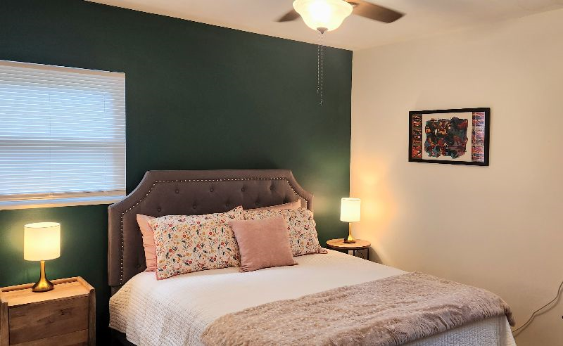 Peaceful 2BR Upstairs Cottage - Pet-Friendly & Centrally Located - Photo 4