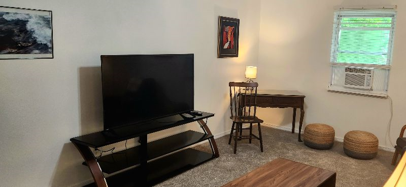 Peaceful 2BR Upstairs Cottage - Pet-Friendly & Centrally Located - Photo 3