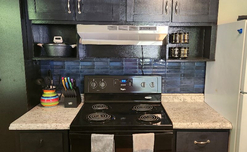 Peaceful 2BR Upstairs Cottage - Pet-Friendly & Centrally Located - Photo 6