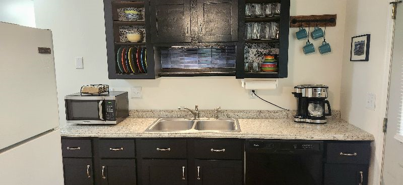 Peaceful 2BR Upstairs Cottage - Pet-Friendly & Centrally Located - Photo 7