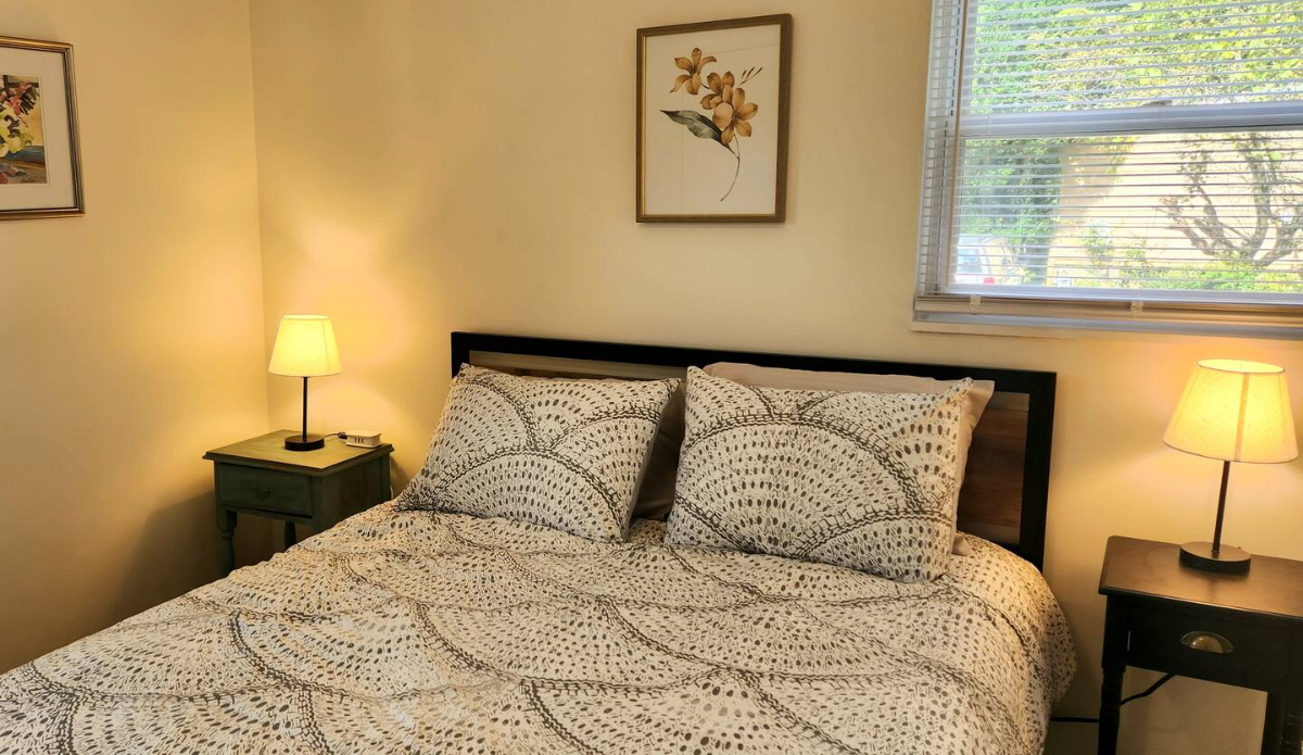 Peaceful 2BR Upstairs Cottage - Pet-Friendly & Centrally Located - Photo 5