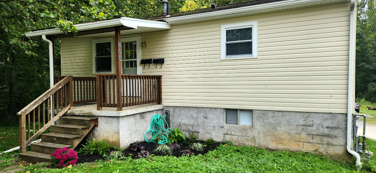 Peaceful 2BR Upstairs Cottage - Pet-Friendly & Centrally Located - Photo 1
