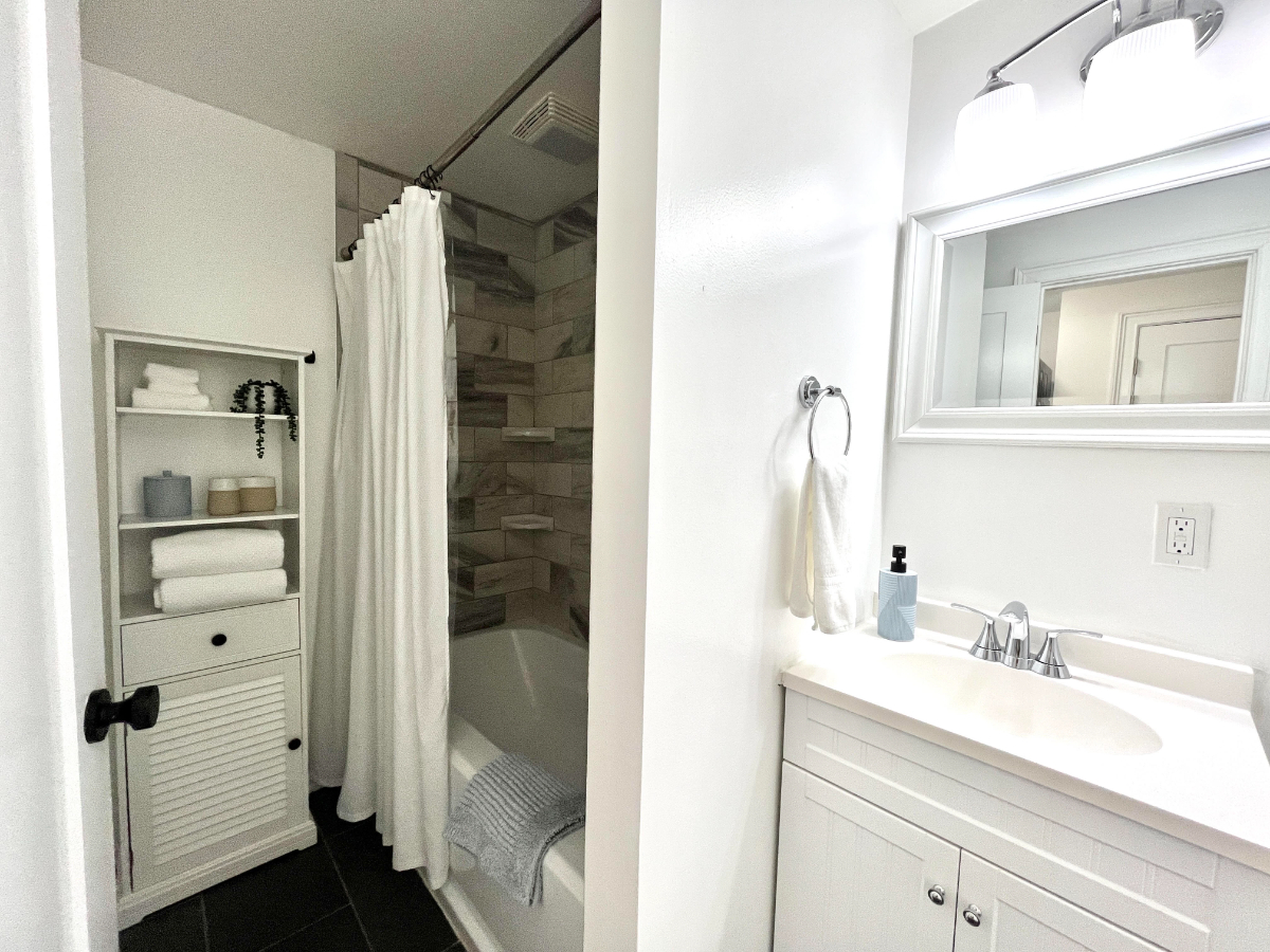 Renovated 1BR - Near Hospitals - Photo 6