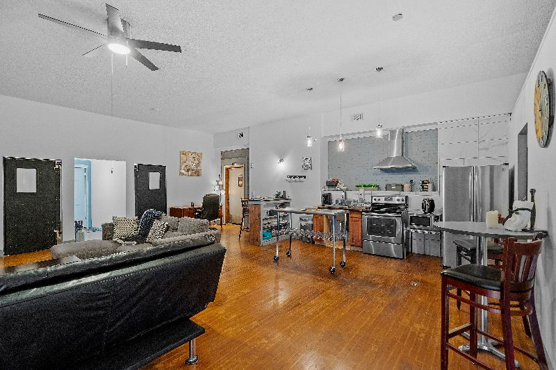 The "Roost." A Large 2 Bedroom - Diner Themed Stay - Photo 4