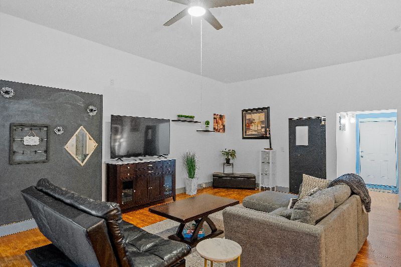 The "Roost." A Large 2 Bedroom - Diner Themed Stay - Photo 5