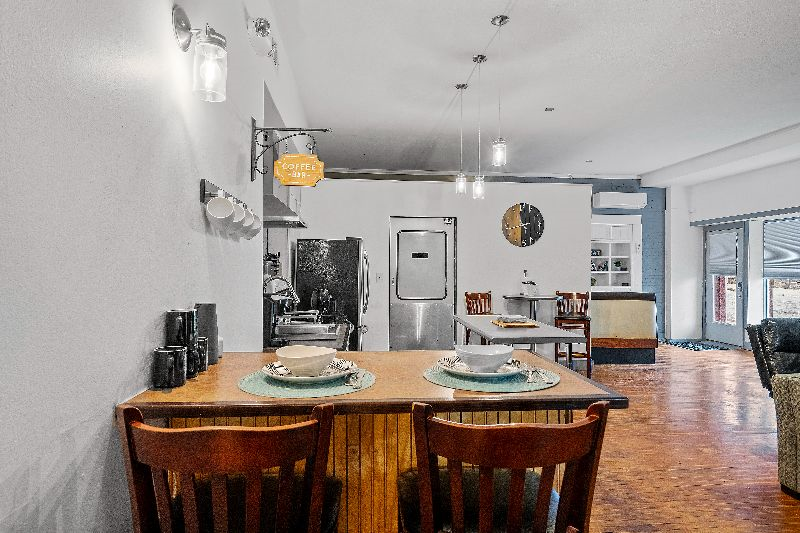 The "Roost." A Large 2 Bedroom - Diner Themed Stay - Photo 12