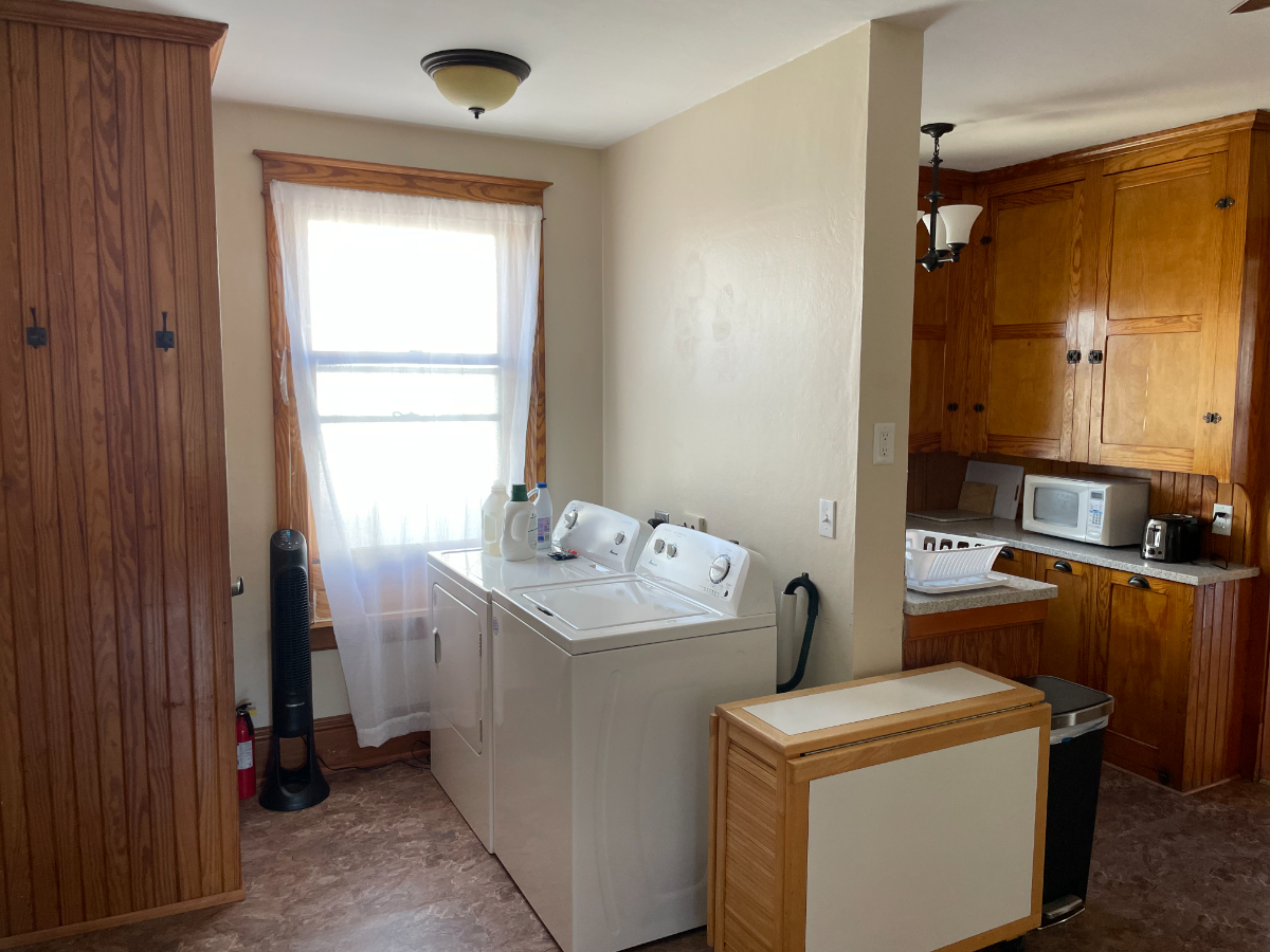 Sunny Downtown Newport condo - Photo 6
