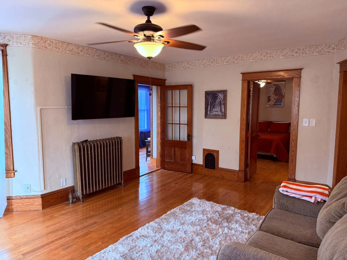 Sunny Downtown Newport condo - Photo 2