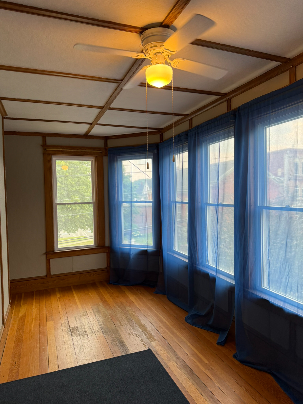 Sunny Downtown Newport condo - Photo 8