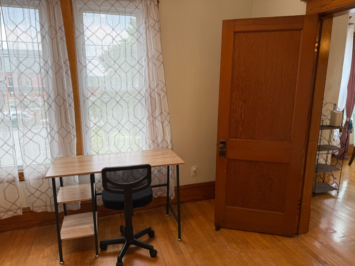 Sunny Downtown Newport condo - Photo 9