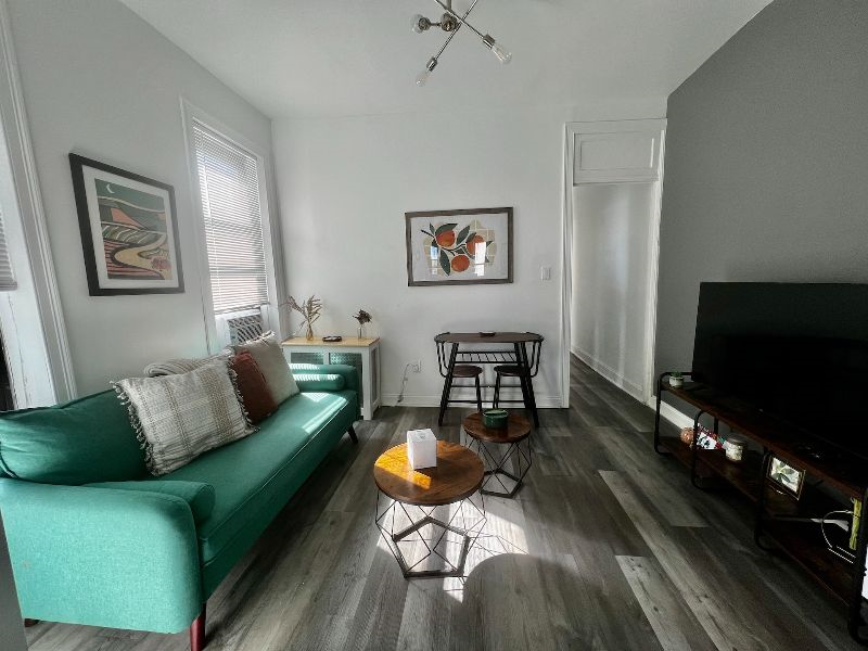 Cozy top floor apartment with lots of Natural Sunlight - Photo 2