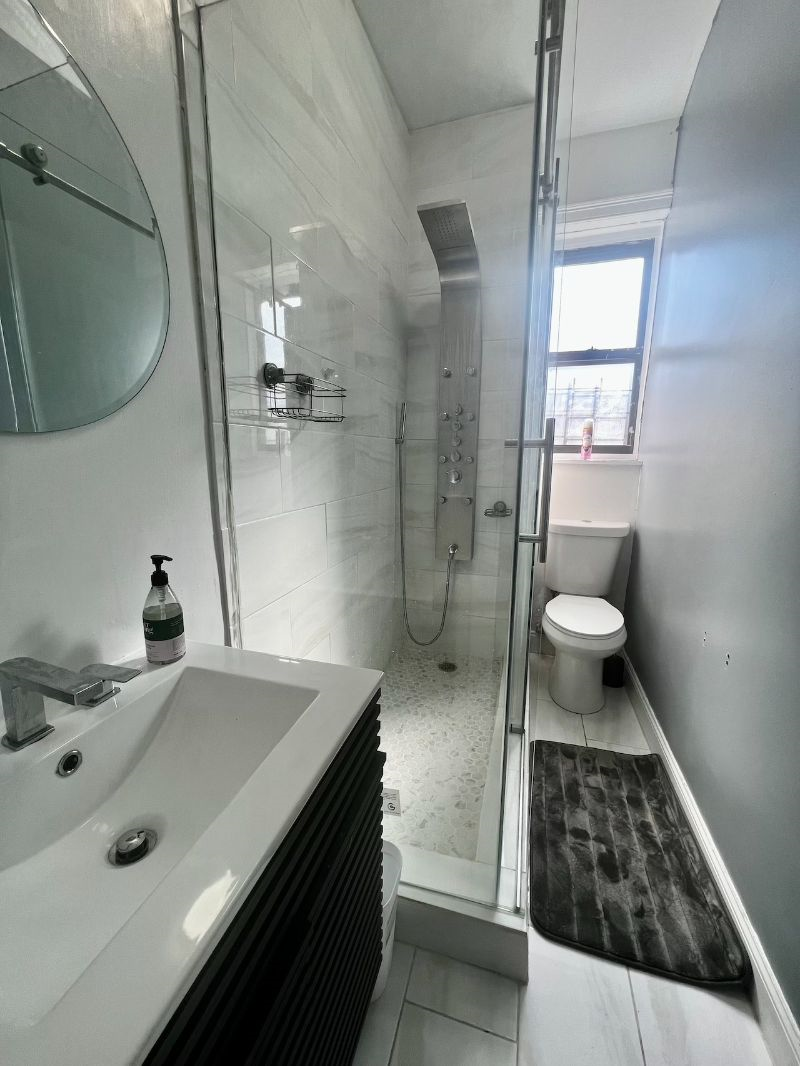 Cozy top floor apartment with lots of Natural Sunlight - Photo 5
