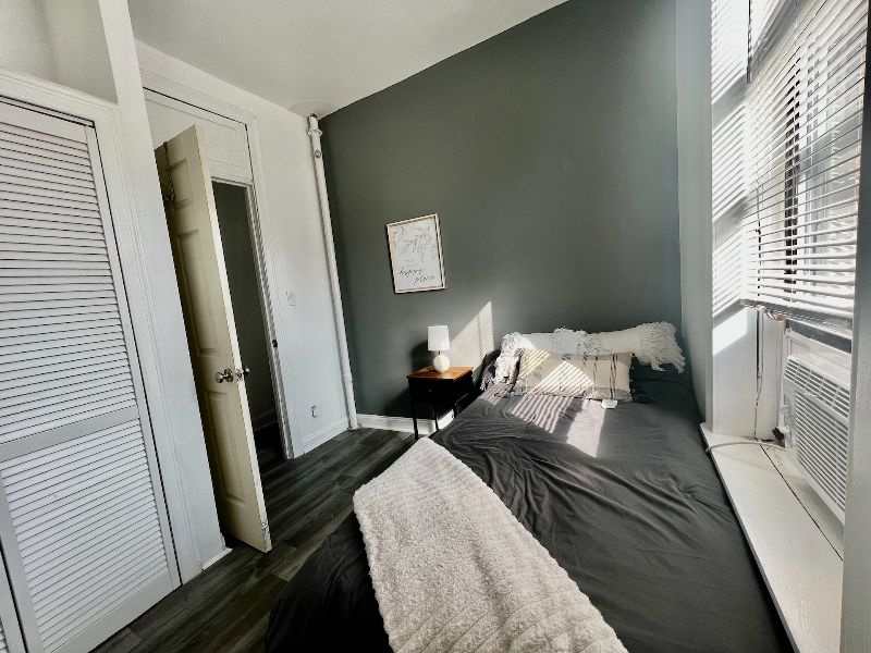 Cozy top floor apartment with lots of Natural Sunlight - Photo 6