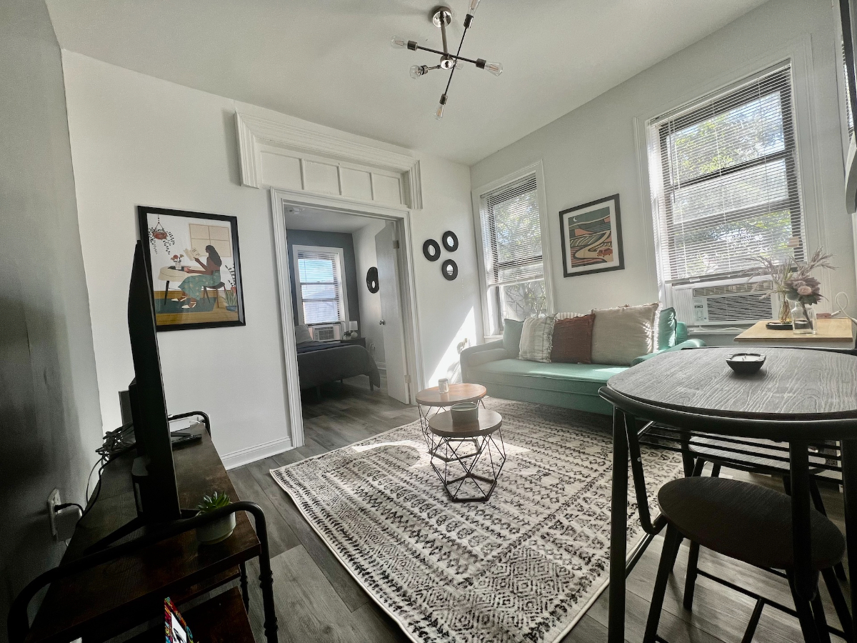 Cozy top floor apartment with lots of Natural Sunlight - Photo 3