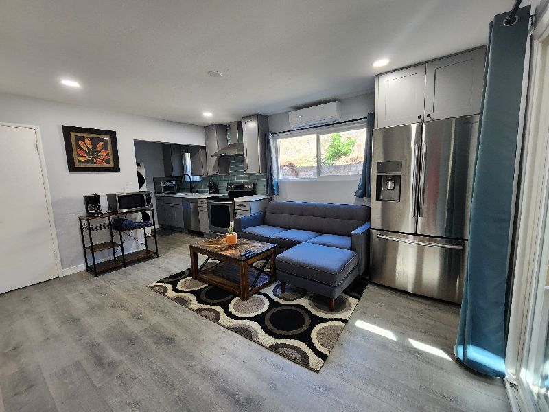 Ultra Modern Private 2 Bedroom 1 Bath Paradise centrally located in a quiet neighborhood - Photo 2