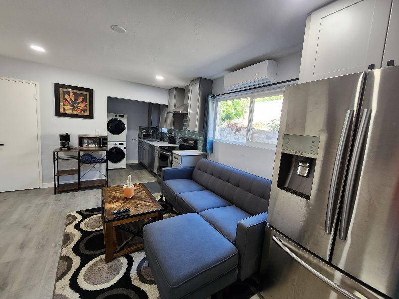 Ultra Modern Private 2 Bedroom 1 Bath Paradise centrally located in a quiet neighborhood - Photo 3