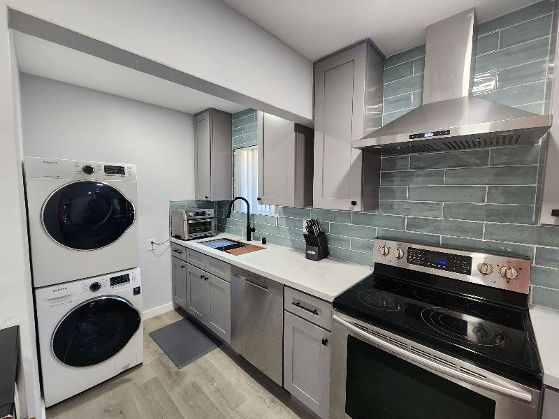 Ultra Modern Private 2 Bedroom 1 Bath Paradise centrally located in a quiet neighborhood - Photo 6