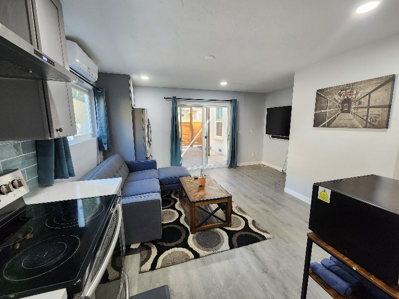 Ultra Modern Private 2 Bedroom 1 Bath Paradise centrally located in a quiet neighborhood - Photo 4