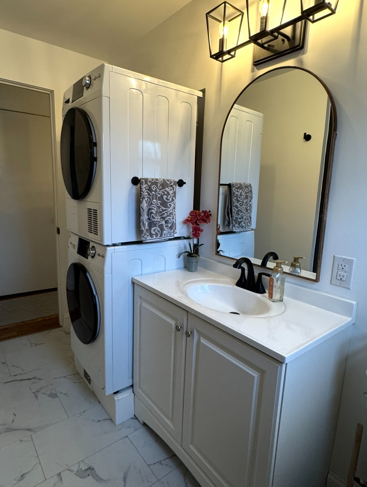 Luxury west side apartment near Hospital - Photo 8