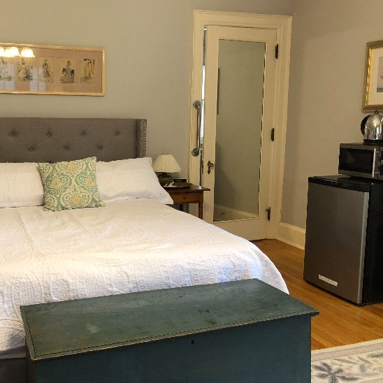 Easy walkable commute to UVM and UVM Medical Center - beautiful bedrooms with private en suite baths - Photo 2