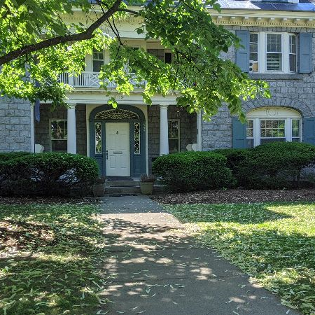 Easy walkable commute to UVM and UVM Medical Center - beautiful bedrooms with private en suite baths - Photo 5