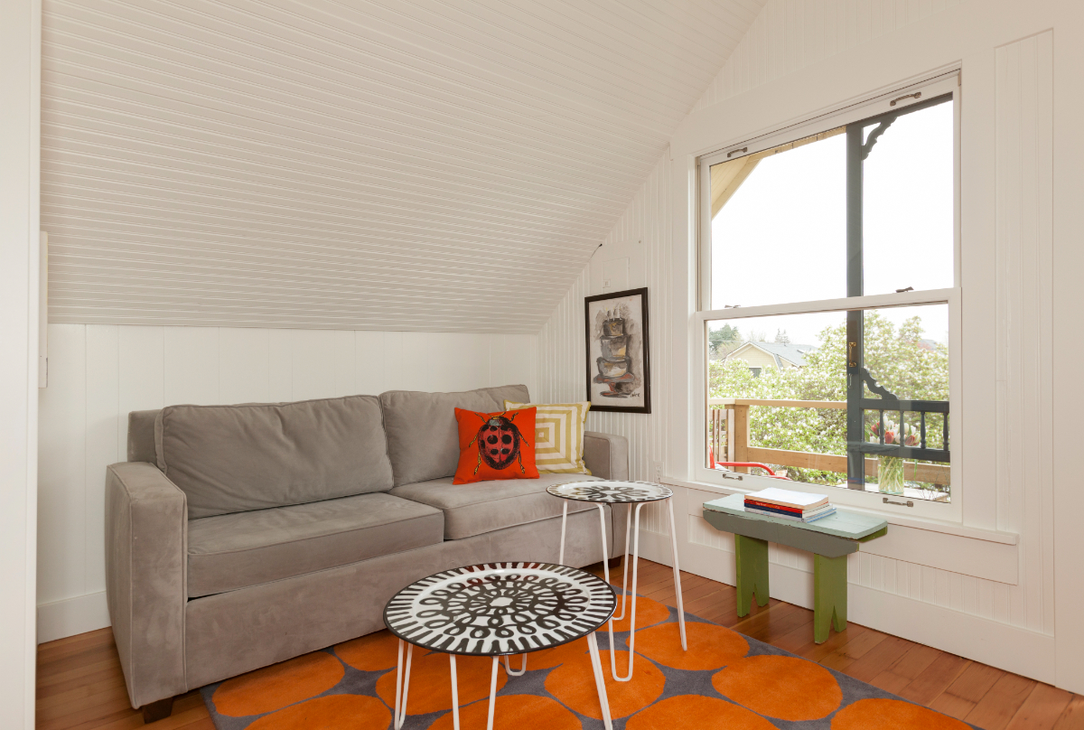 Entire 2nd Floor 1 Bedroom Apartment
