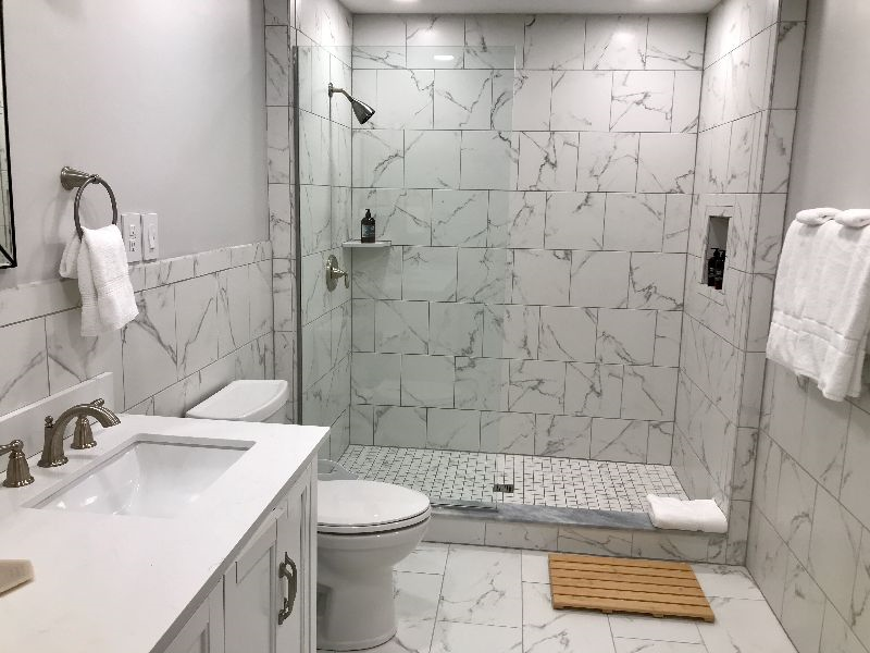 Luxe Executive Villa w/ 2-Car Garage - Quiet Professional & Remote Stay - Photo 12