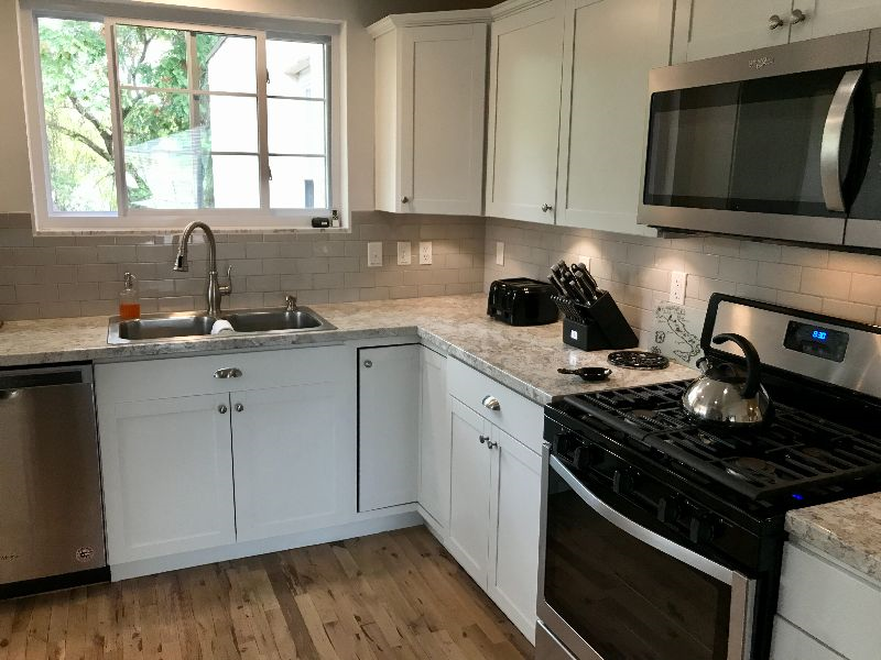 Luxe Executive Villa w/ 2-Car Garage - Quiet Professional & Remote Stay - Photo 6