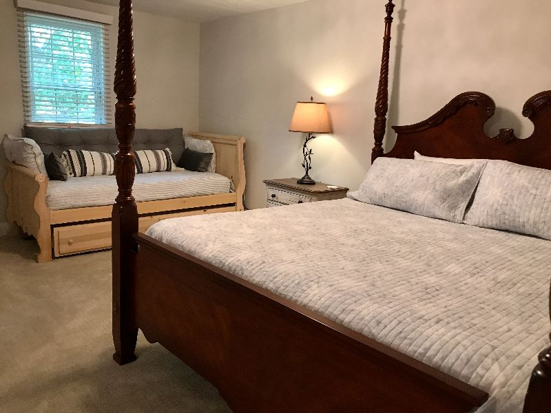 Luxe Executive Villa w/ 2-Car Garage - Quiet Professional & Remote Stay - Photo 11