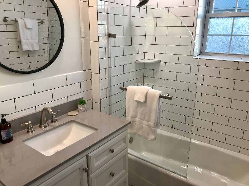 Luxe Executive Villa w/ 2-Car Garage - Quiet Professional & Remote Stay - Photo 10