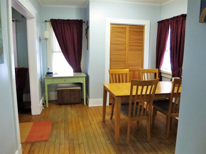 Bright and Cozy Home in Town - Photo 7